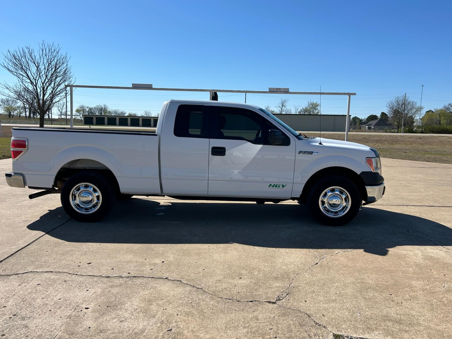 2014 White /Gray Ford F-150 XLT SuperCab 8-ft. Bed 2WD (1FTEX1CM9EK) with an 3.7L V6 DOHC 24V engine, 6-Speed Automatic transmission, located at 17760 Hwy 62, Morris, OK, 74445, (918) 733-4887, 35.609104, -95.877060 - 2014 FORD F-150 XLT SUPERCAB 8-ft. BED 2WD 3.7L V6 FEATURES KEYLESS REMOTE ENTRY, POWER LOCKS, POWER WINDOWS, AM/FM STEREO, SIRIUS XM STEREO, CD PLAYER, AUXILLARY PORT, HANDS-FREE BLUETOOTH CALLING, CRUISE CONTROL, TRACTION CONTROL, MULTI-FUNCTIONING STEERING WHEEL CONTROLS. HAS 169,145 MILES WITH 2 - Photo#3